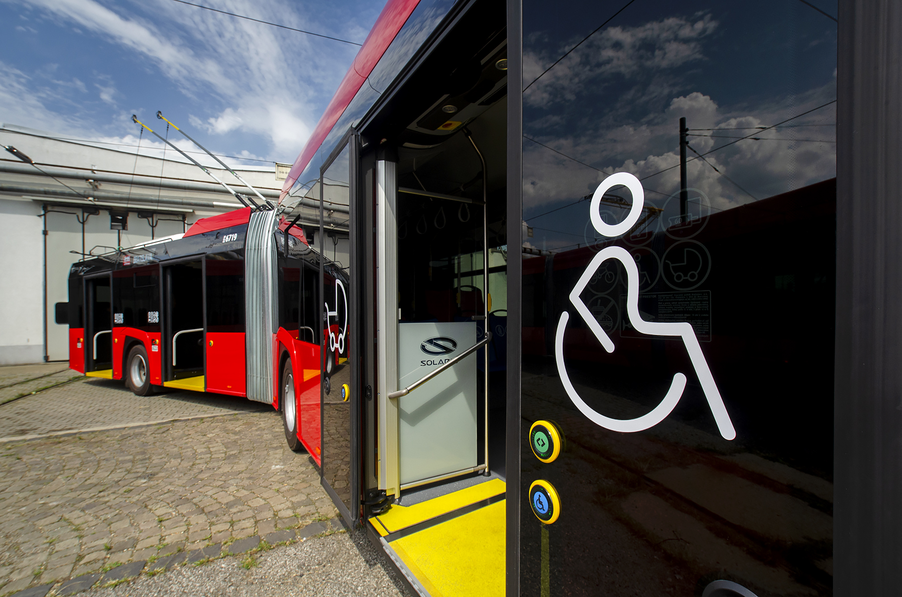 Low-floor design with non-slip surface